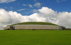 Megalitická hrobka NewGrange, Írsko
